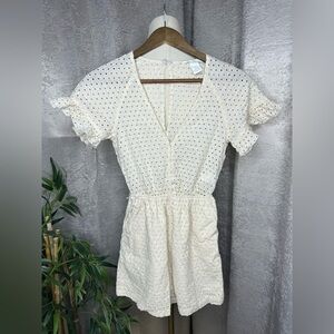 H&M Women’s V-Neck Eyelet Short Sleeve Romper in Cream Sz 0